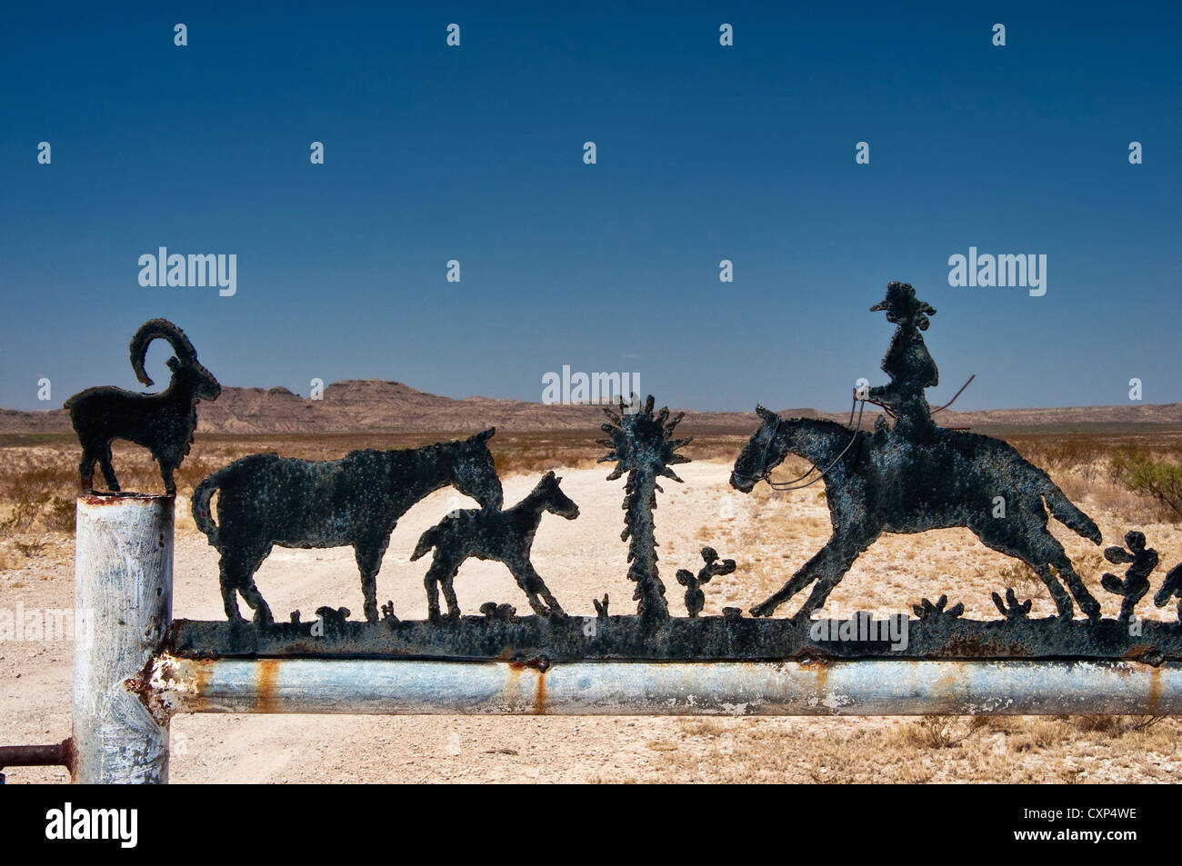 Cowgirl, cavalli in ferro battuto segno, ranch entrata nel deserto del Chihuahuan Vicino a Alpine, Texas, Stati Uniti d'America Foto Stock