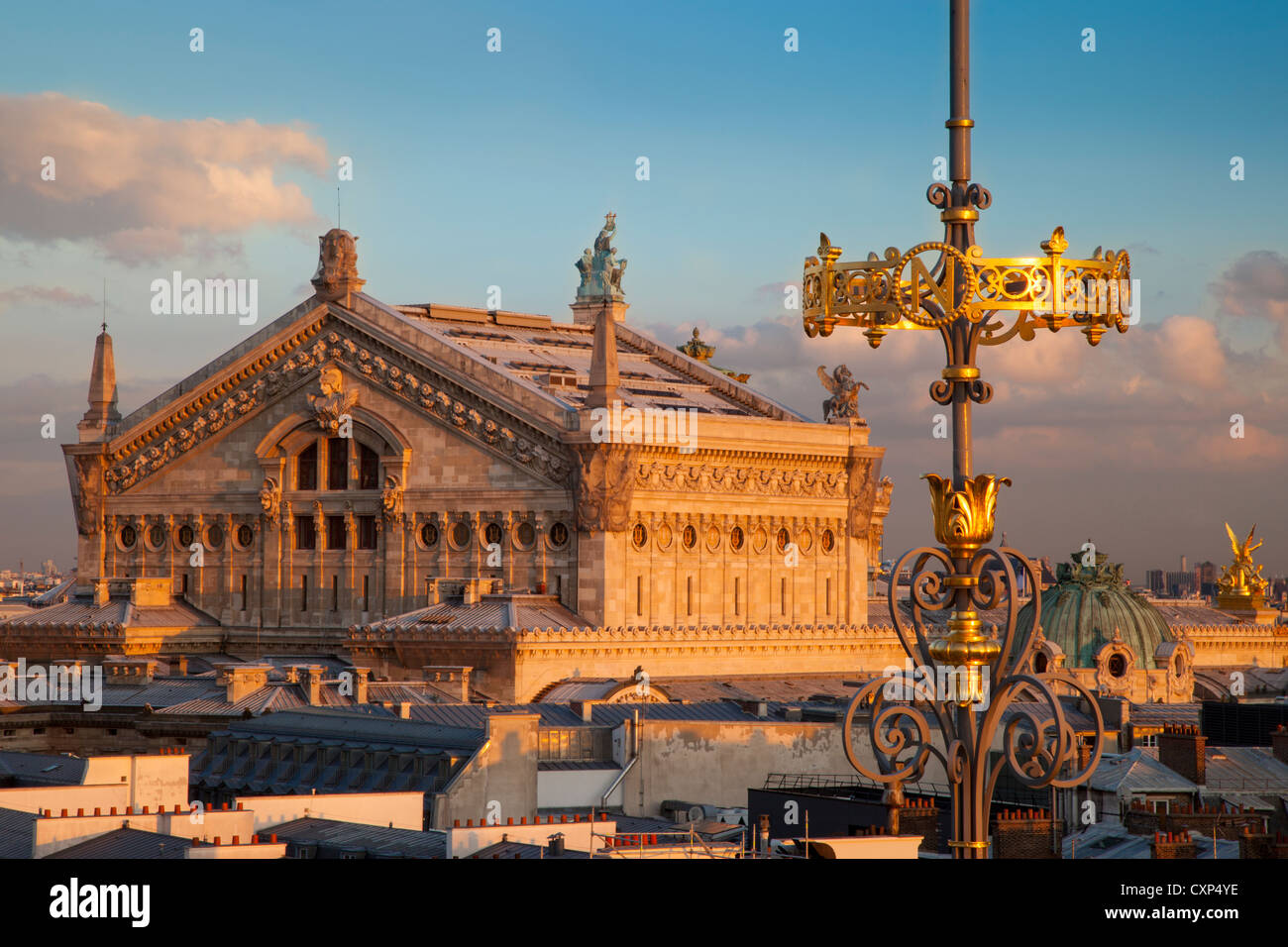 Tramonto sul Palais Garnier - il Teatro dell'Opera - visto dalla cima di Printemps, Parigi, Francia Foto Stock