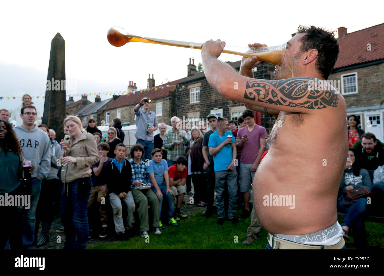 Uomo di bere cantiere di Ale durante il villaggio Osmotherley giochi d'Estate North Yorkshire, Inghilterra Foto Stock