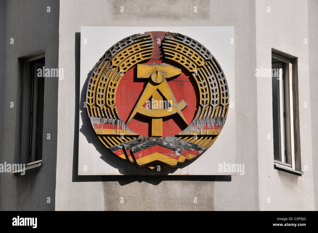 Il vecchio tedesco orientale firmare al Checkpoint Charlie Berlino Germania Foto Stock