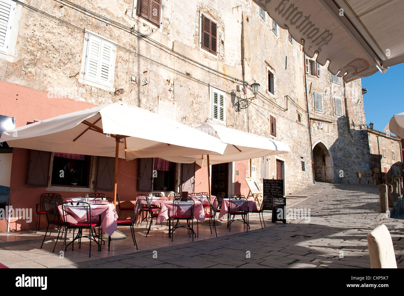 Ristoranti entro le porte della città a Josef Ressel square, Montona, Istria centrale, Croazia Foto Stock