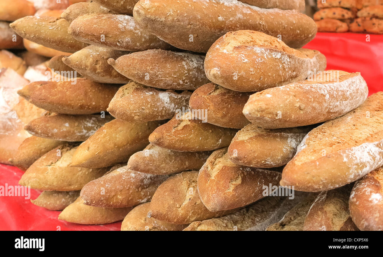 Una pila di croccanti baguette francesi per la vendita in un mercato di strada in Francia. Foto Stock