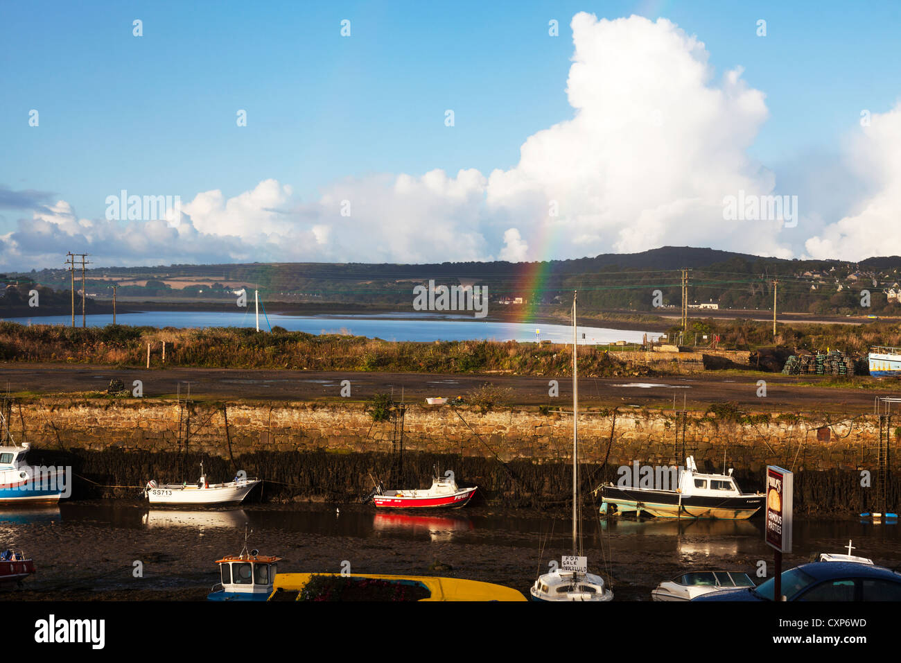 Rainbow su Hayle estuario Cornwall barche da pesca in porto fuori della marea Foto Stock
