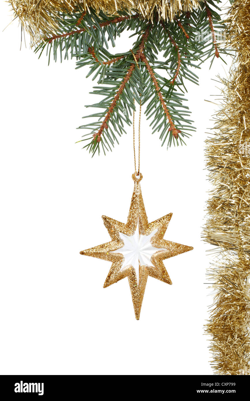Stella d'oro decorazioni natalizie e tinsel appeso a un albero di Natale Foto Stock