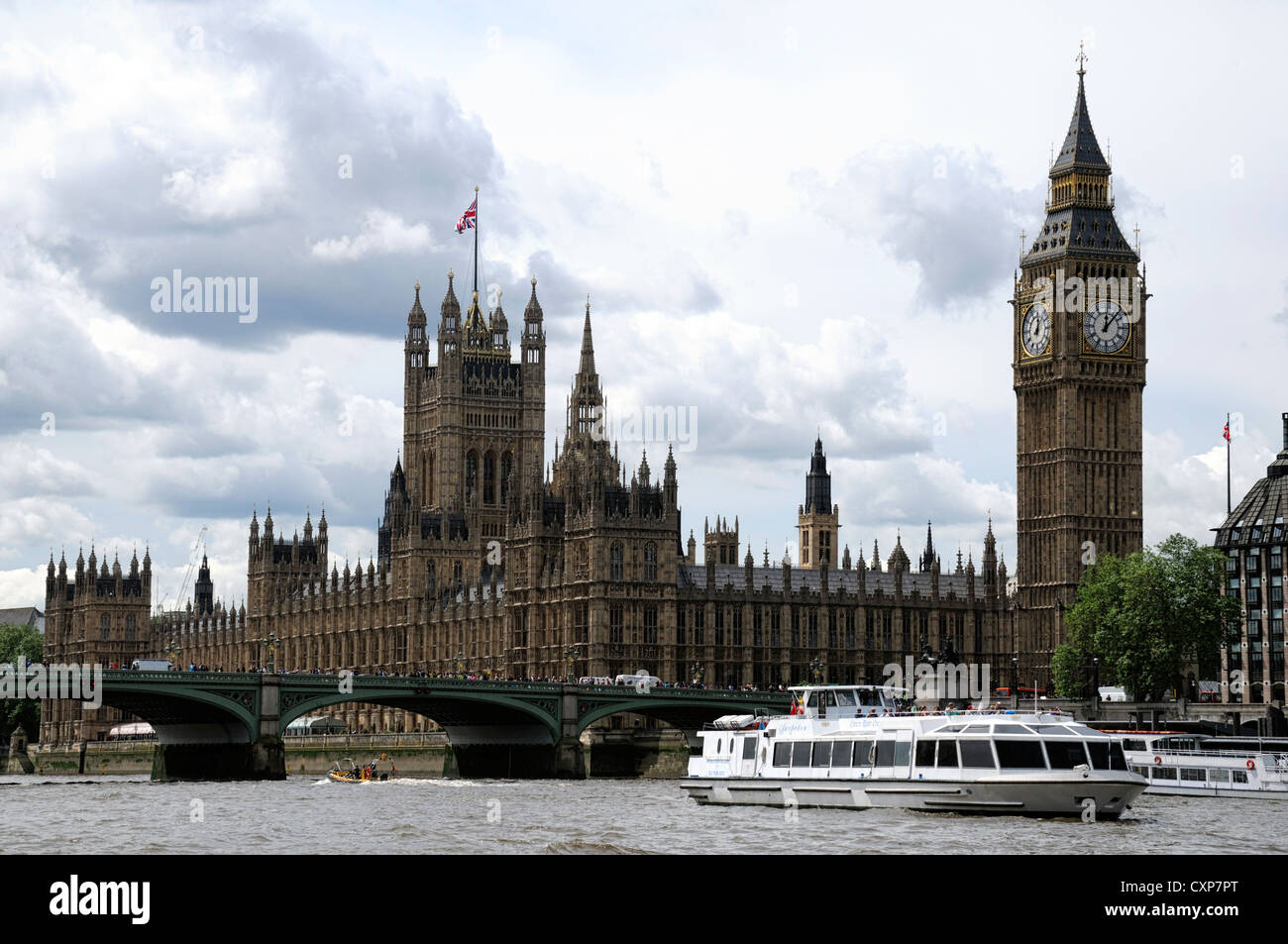 Case del Parlamento big ben Clock Tower Londra UK fiume Tamigi Foto Stock