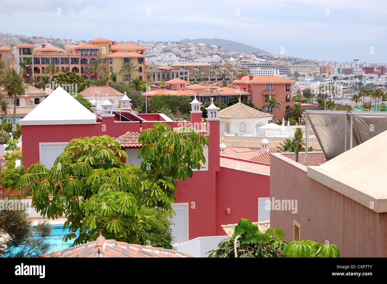 Vista sui palazzi di alberghi di lusso e ville con celle solari, isola di Tenerife, Spagna Foto Stock