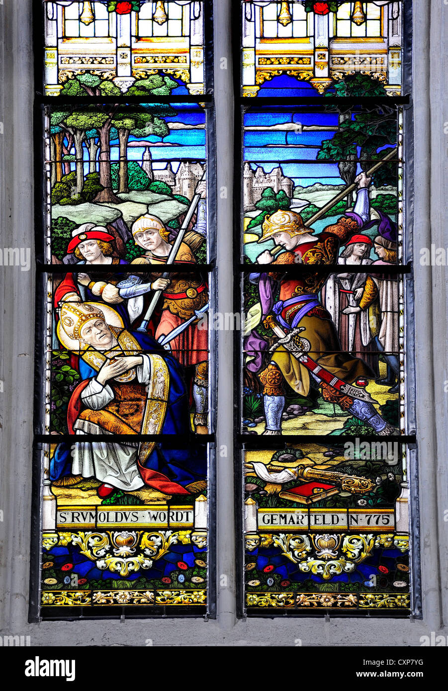 Mechelen (Malines), Belgio. Sint Romboutskathedraal / cattedrale. Finestra di vetro colorato. La morte di san Rumoldus in 775 Foto Stock