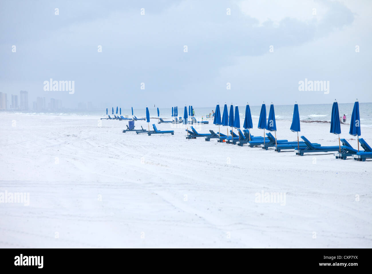 Sedie a sdraio e ombrelloni sulla spiaggia in inverno, Panama City, Florida Foto Stock