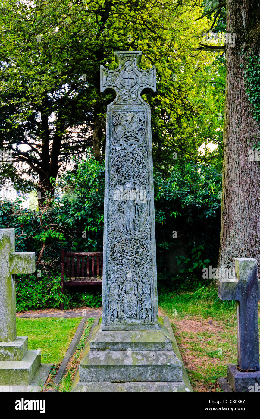 John Ruskin la sua tomba è contrassegnata con una grande croce intagliato realizzato da green slate dal locale cava a Tilberthwaite. Foto Stock