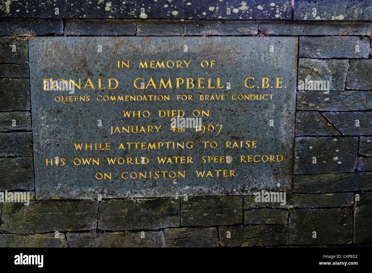 Memoriale di Donald Campbell demolitore prolifico di acqua i record di velocità, incorporato nella parete del parcheggio del villaggio a Coniston Foto Stock