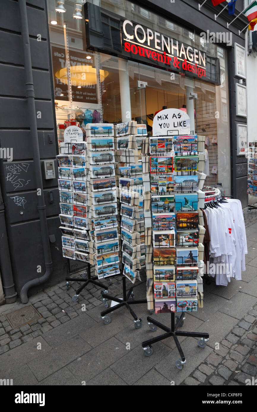 Rack formato cartolina al di fuori di Copenaghen e souvenir shop design su Stroeget (Strøget) in Copenhagen Foto Stock