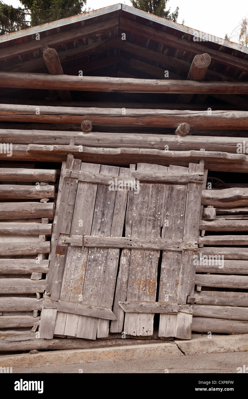 Un legno vecchio fienile svizzero con una grande porta di storta, Svizzera Foto Stock