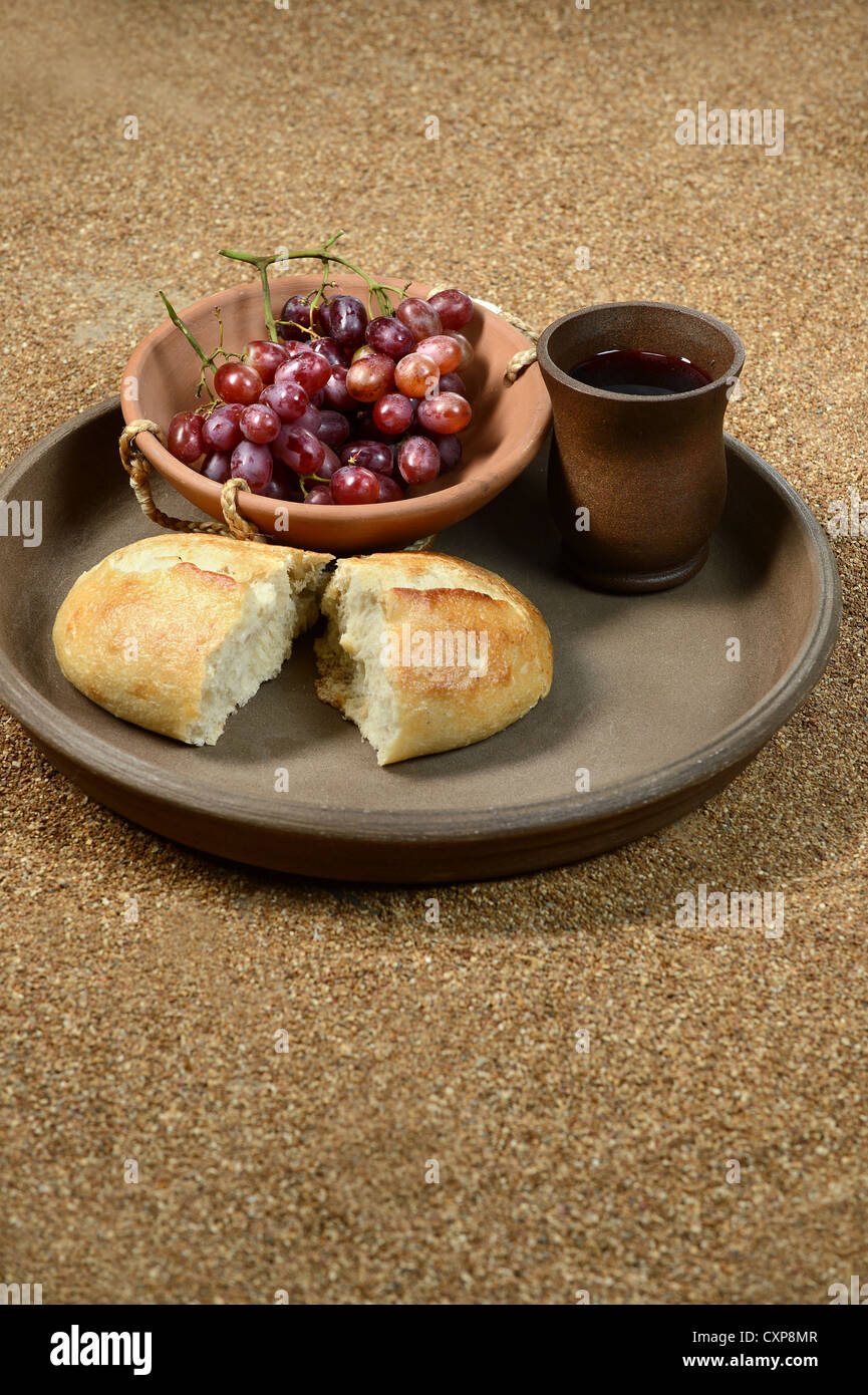 Comunione simboli rappresentata da pane e vino su argilla utensili Foto Stock