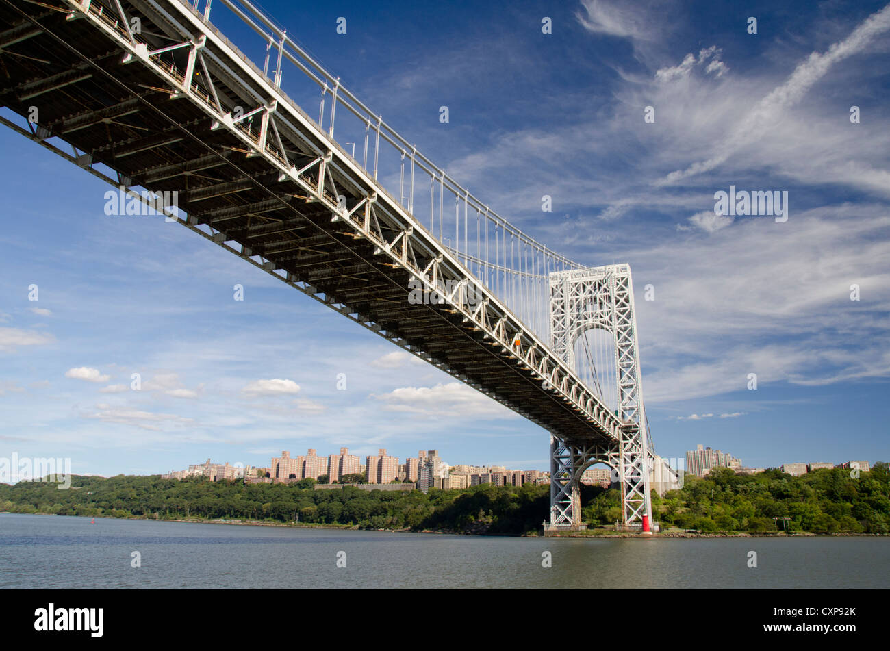 New York New York, del fiume Hudson. George Washington Bridge e il faro rosso piccolo aka Jeffrey gancio della luce c.1889. Foto Stock