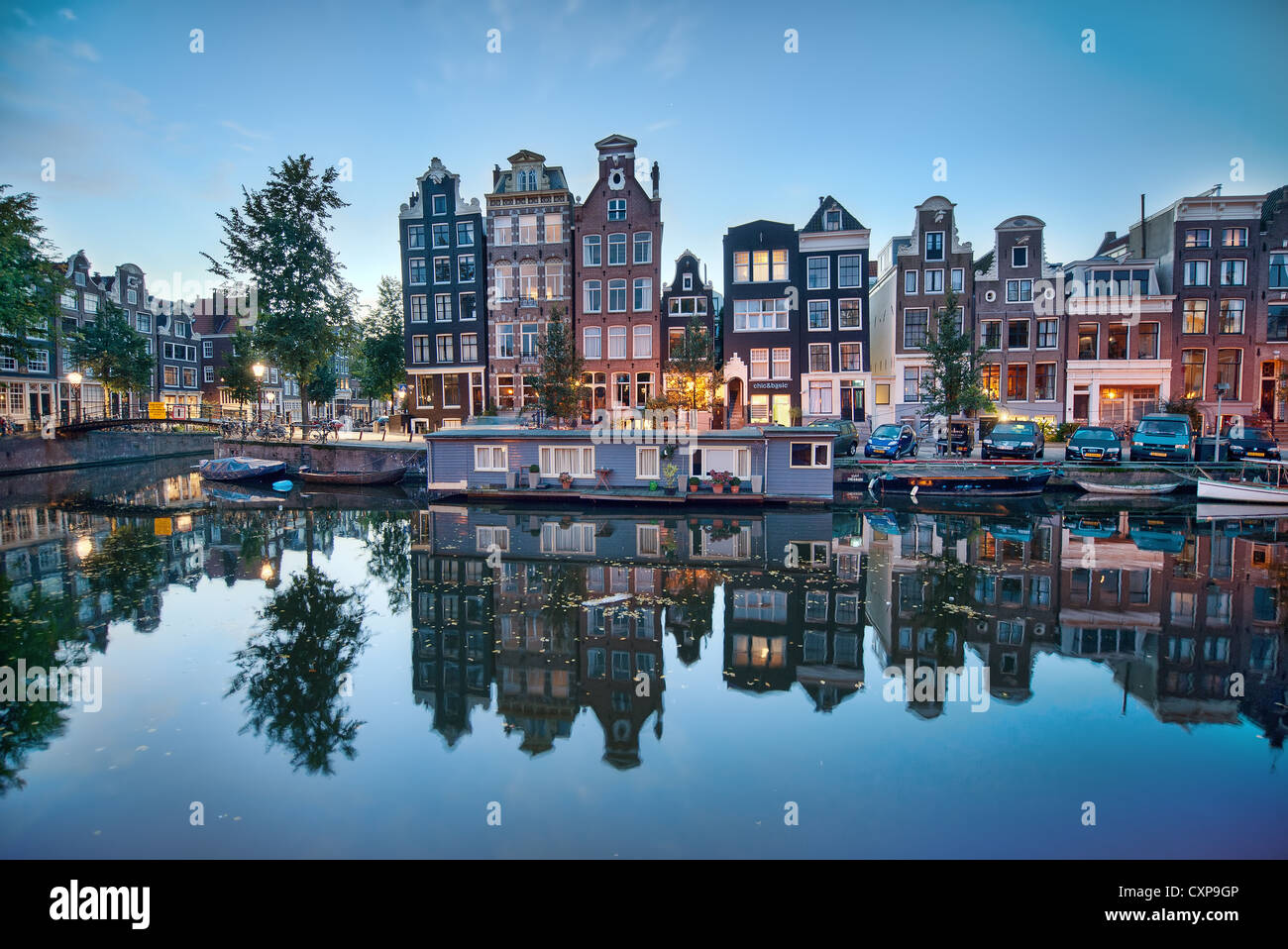 Amsterdam canal case sono riflessi nell'acqua nella quiete della mattina presto Foto Stock