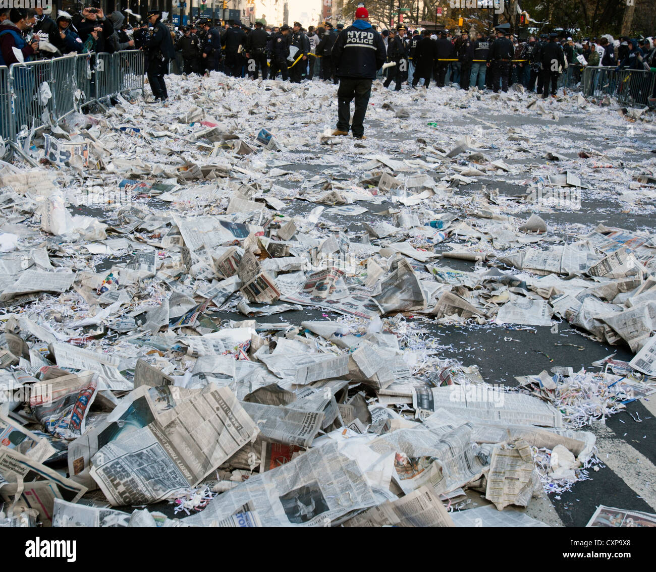 Gli operatori sanitari pulizia dopo un ticker tape parade di New York City Foto Stock