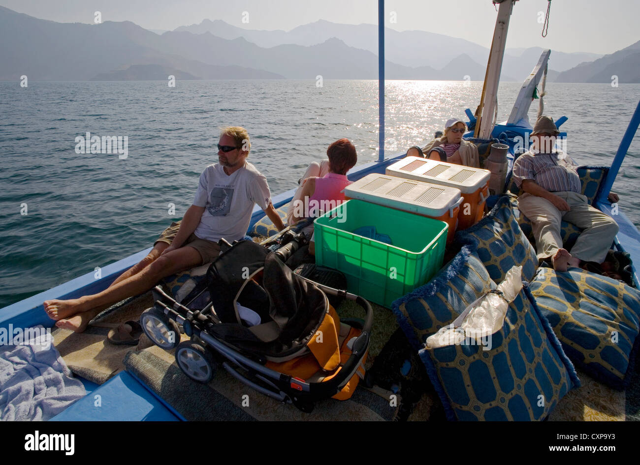 I turisti relax durante una crociera su dhow da Khasab al telegrafo isola sulla penisola di Musandam, Oman Foto Stock