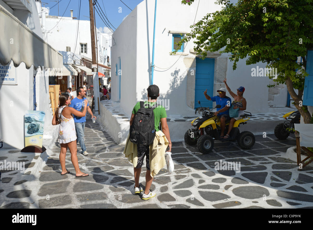 I turisti a cavallo quad bikes a Chora, Mykonos, Cicladi Sud Egeo Regione, Grecia Foto Stock