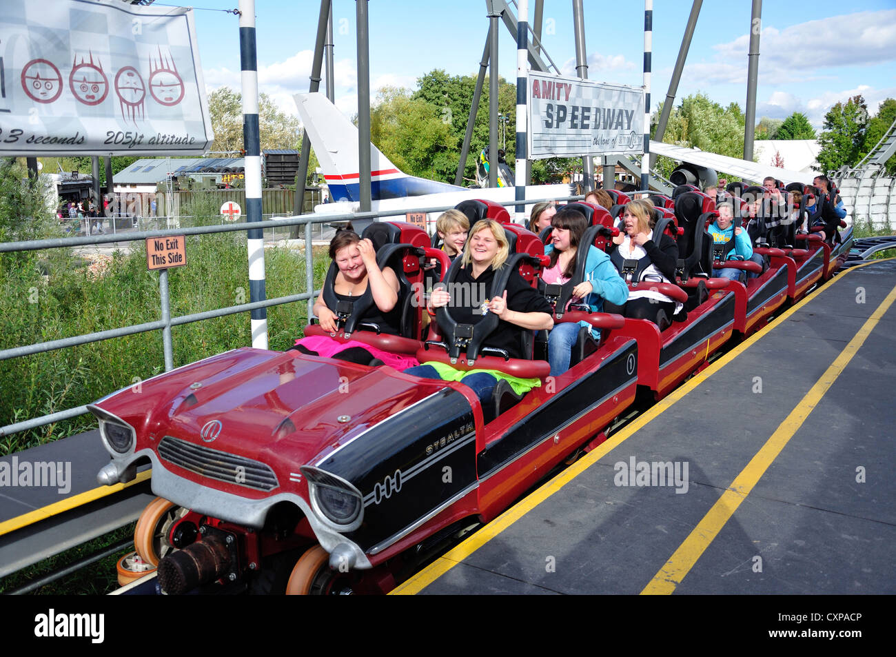 "Stealth - Arma suprema" rollercoaster ride a Thorpe Park Theme Park, Chertsey, Surrey, England, Regno Unito Foto Stock
