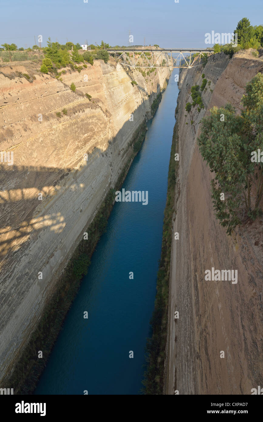 Canale di Corinto da bridge, Corinto comune, regione del Peloponneso, Grecia Foto Stock