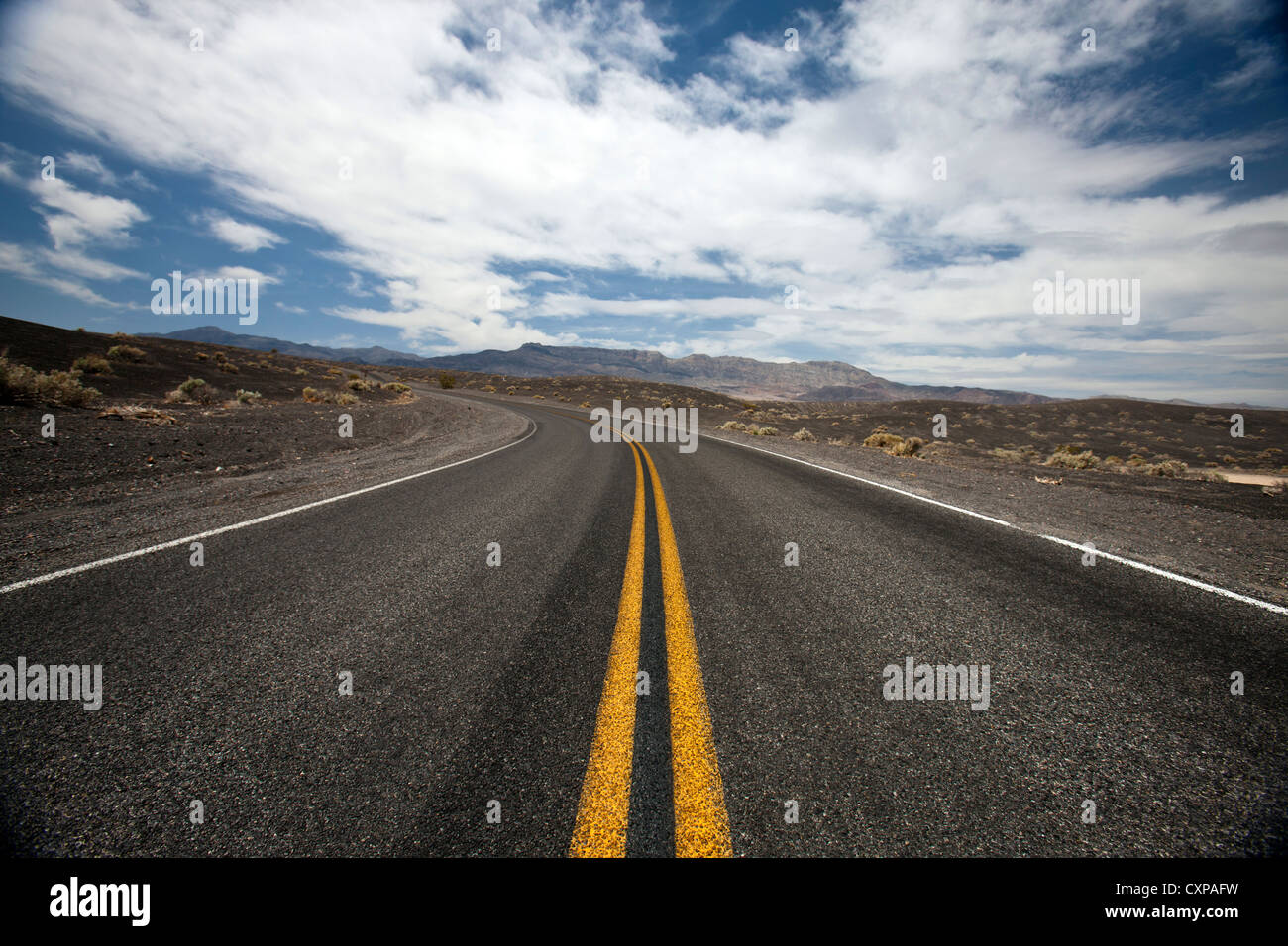 Strada asfaltata attraverso il Parco Nazionale della Valle della Morte, California, Stati Uniti d'America Foto Stock