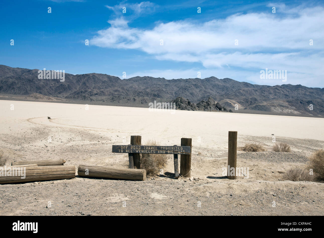 Segnale di avvertimento che vieta i veicoli sulla pista playa, il Parco Nazionale della Valle della Morte, California, Stati Uniti d'America Foto Stock