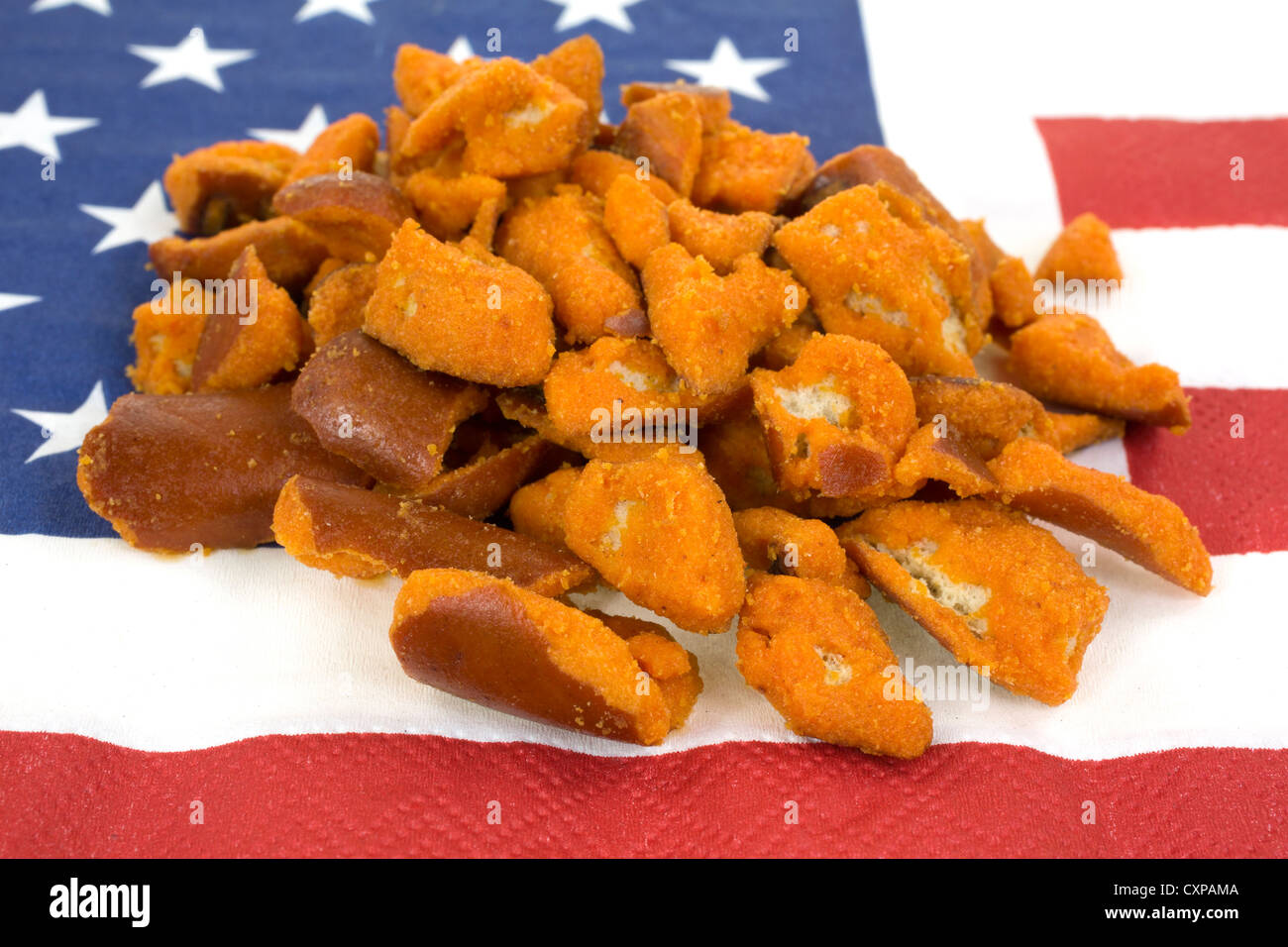 Più piccante pretzel pezzi su un rosso bianco e la bandiera blu motif igienico. Foto Stock