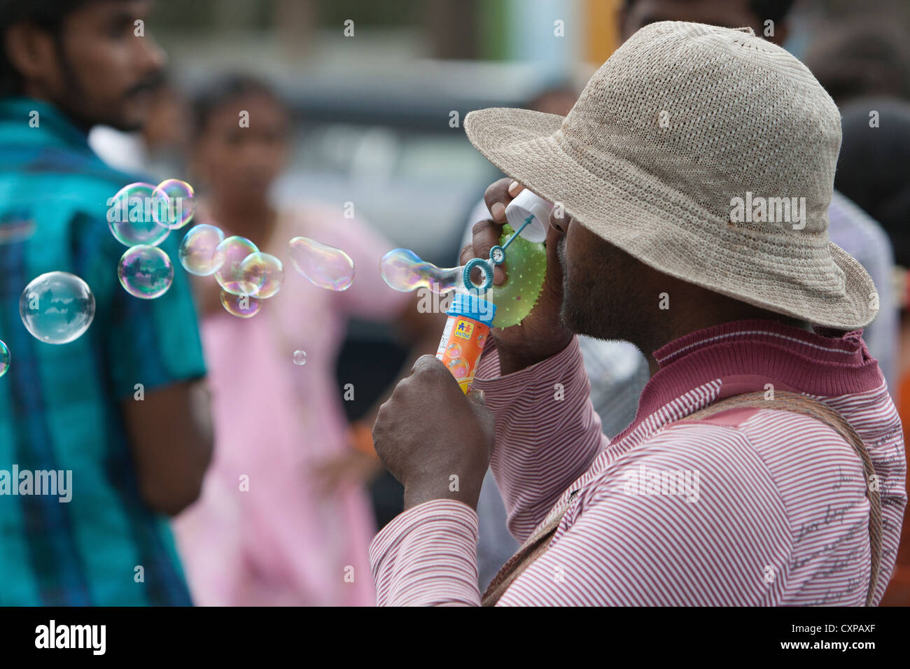 Il 'bubble maker ' venditore visualizzando la sua merce presso le associazioni turistiche hill station di Ooty , Tamilnadu , India Foto Stock