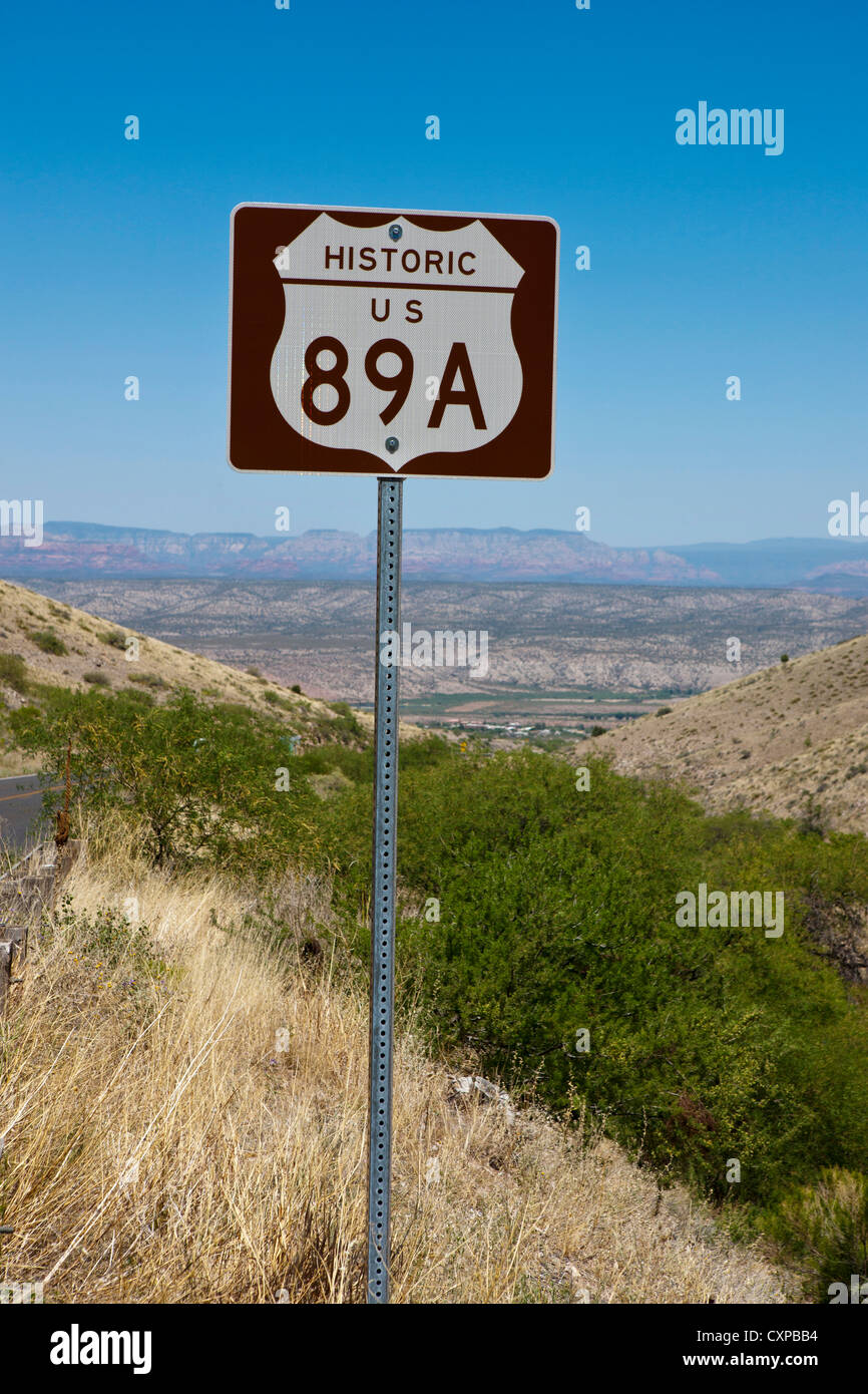 Storico statunitense Autostrada 89a segno, nei pressi di Girolamo, Arizona, Stati Uniti d'America Foto Stock