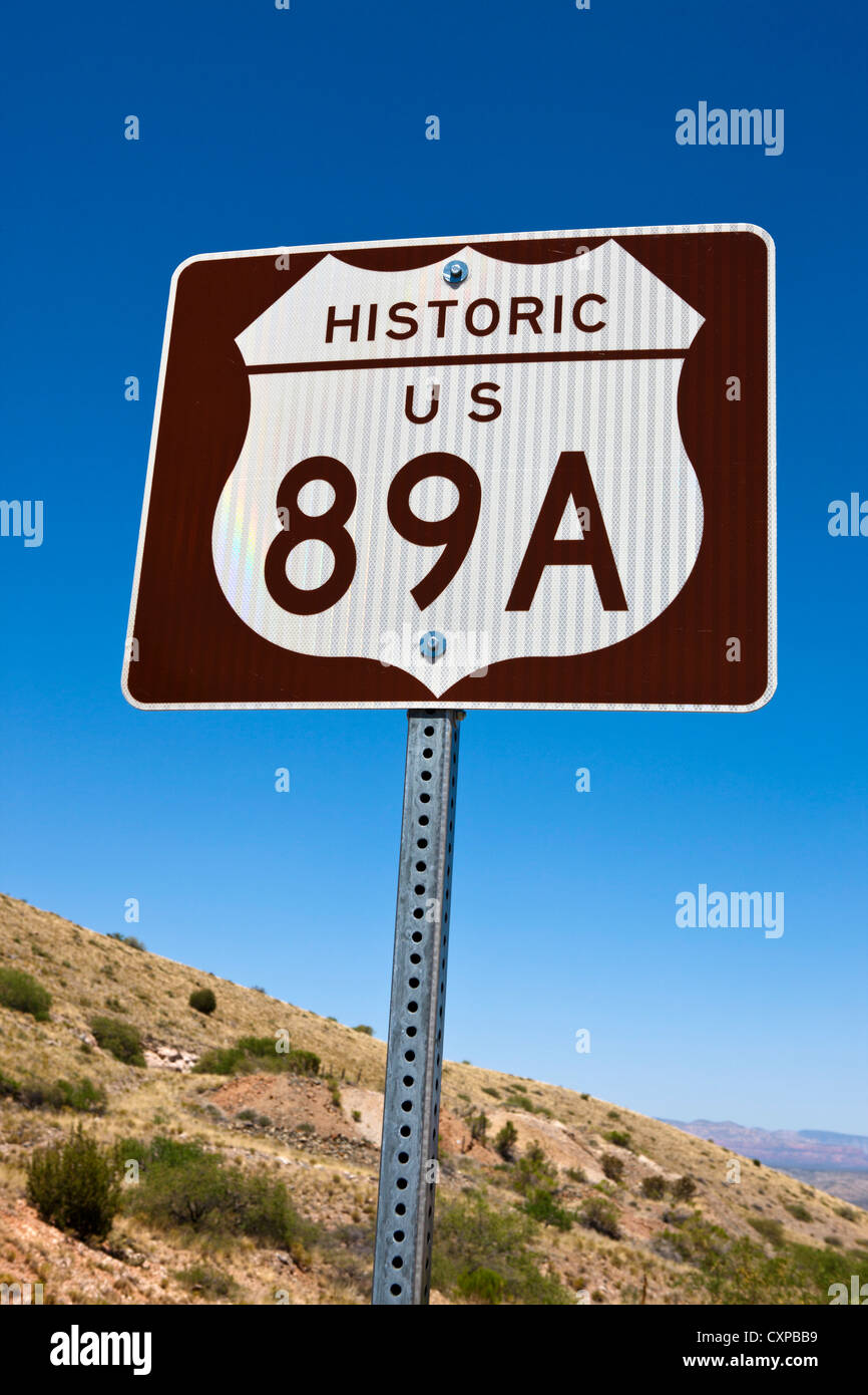 Storico statunitense Autostrada 89a segno, nei pressi di Girolamo, Arizona, Stati Uniti d'America Foto Stock