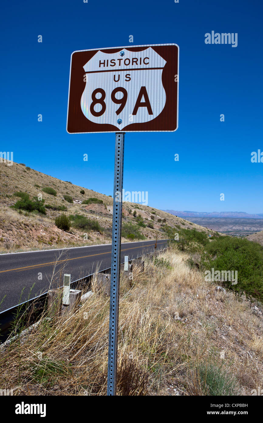 Storico statunitense Autostrada 89a segno, nei pressi di Girolamo, Arizona, Stati Uniti d'America Foto Stock