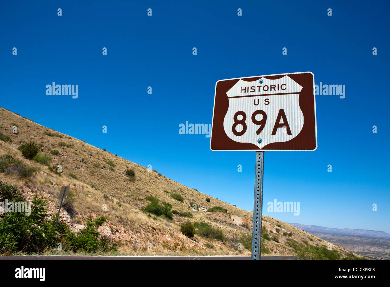 Storico statunitense Autostrada 89a segno, nei pressi di Girolamo, Arizona, Stati Uniti d'America Foto Stock