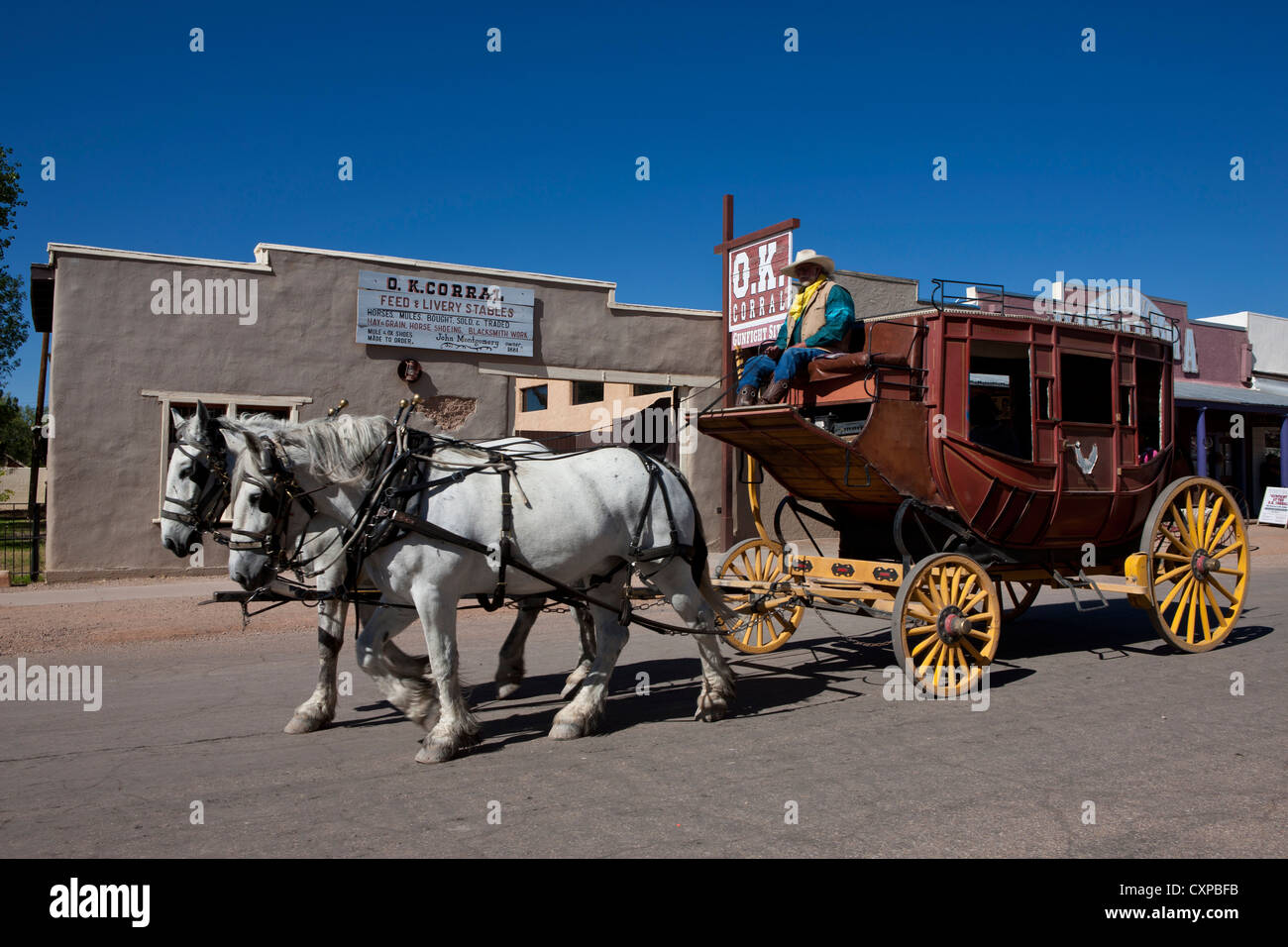 Cavallo e buggy passano l'O.K. Corral, Allen Street, oggetto contrassegnato per la rimozione definitiva, Arizona, Stati Uniti d'America Foto Stock