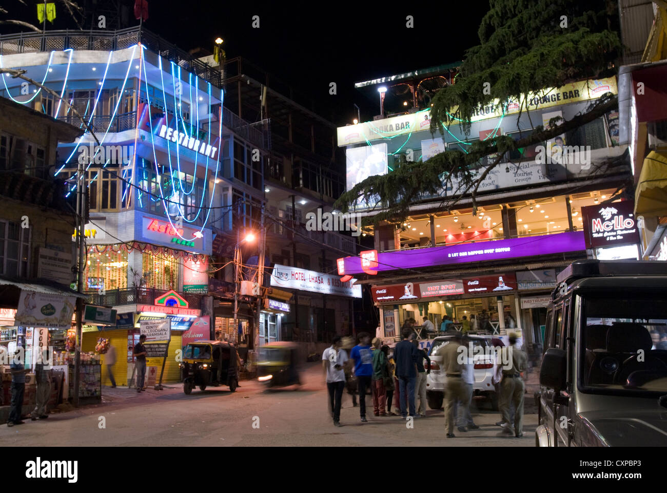 Una vista della piazza principale di McLeod Ganj, India settentrionale, scattata di notte. Foto Stock