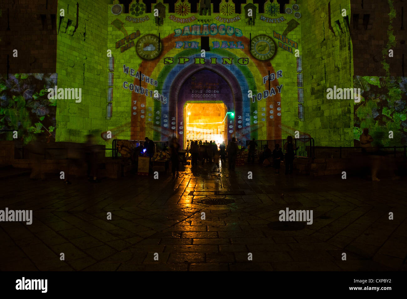 Gerusalemme, Israele. Ocobu's "gate amascus pinball' luce di arte presso la città vecchia, il Festival della luce 2012 Foto Stock