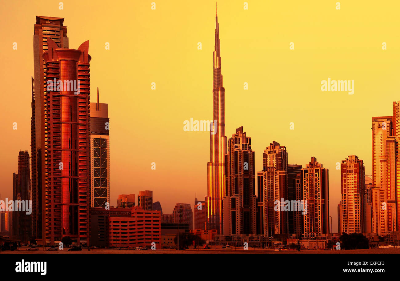 Foto del centro cittadino di Dubai su sunset, moderno punto di riferimento,edificio di lusso, il Burj Khalifa a sera Foto Stock