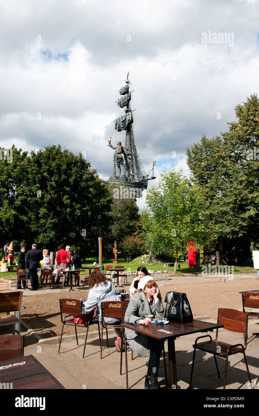 Cafe nel parco della scultura con monumento dello Zar Pietro il Grande a Mosca, Russia. Foto Stock