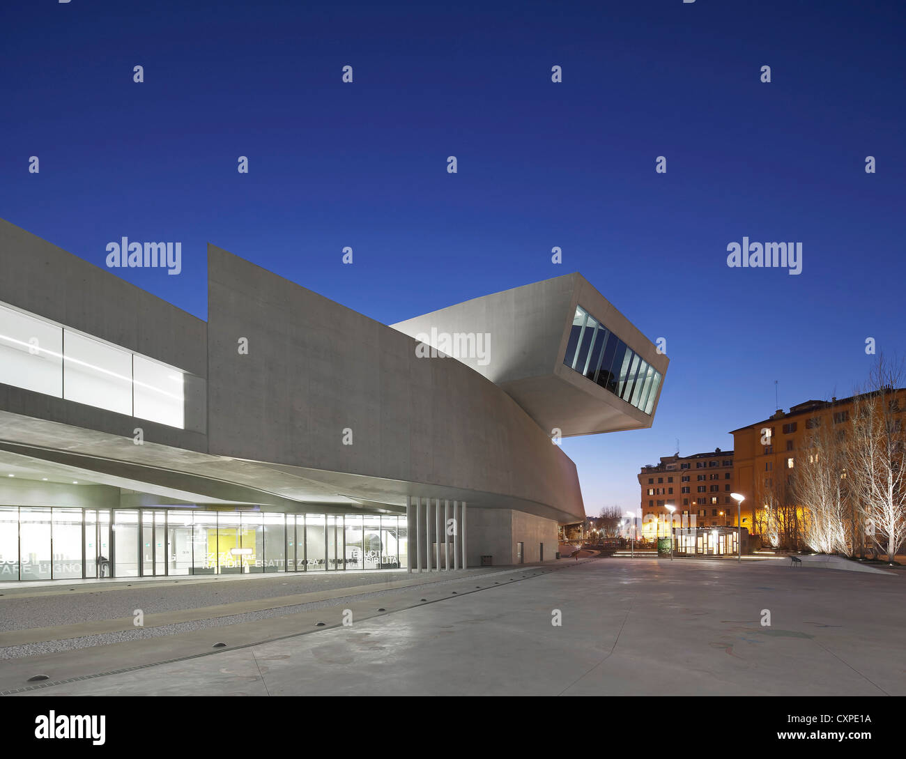 Il MAXXI - Museo Nazionale del XXI secolo arti, Roma, Italia. Architetto: Zaha Hadid Architects, 2009. Crepuscolo esterno. Foto Stock