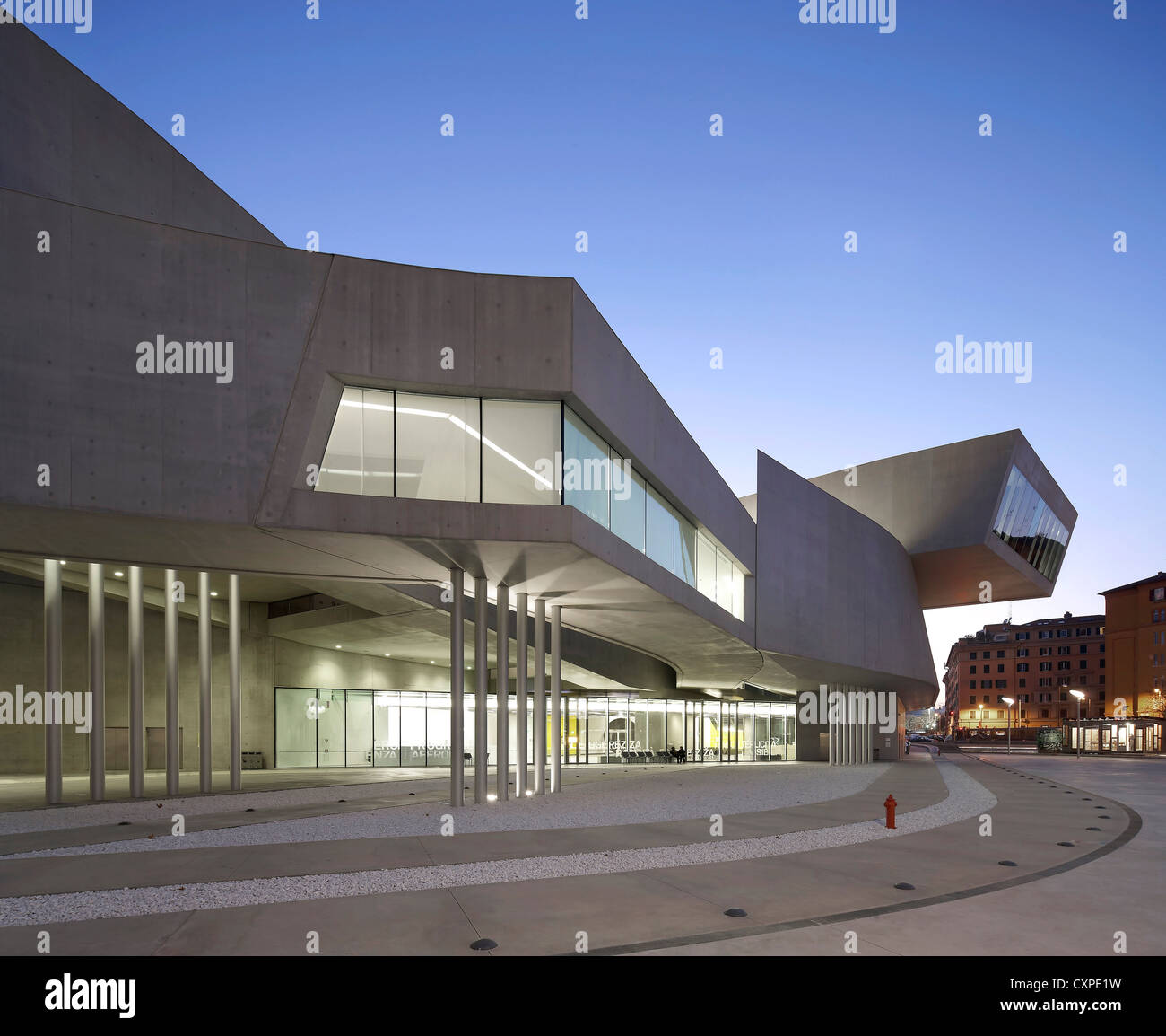 Il MAXXI - Museo Nazionale del XXI secolo arti, Roma, Italia. Architetto: Zaha Hadid Architects, 2009. Crepuscolo esterno. Foto Stock