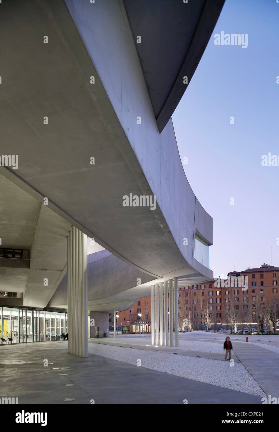 Il MAXXI - Museo Nazionale del XXI secolo arti, Roma, Italia. Architetto: Zaha Hadid Architects, 2009. Crepuscolo esterno. Foto Stock