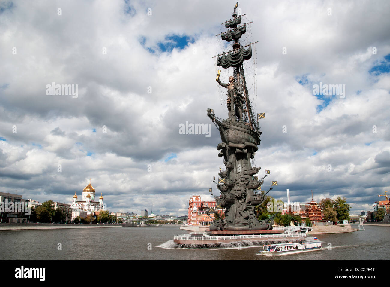 Un monumento da dello Zar Pietro il Grande e la Cattedrale di Cristo Salvatore in riva al fiume Moskva, Mosca, Russia. Foto Stock