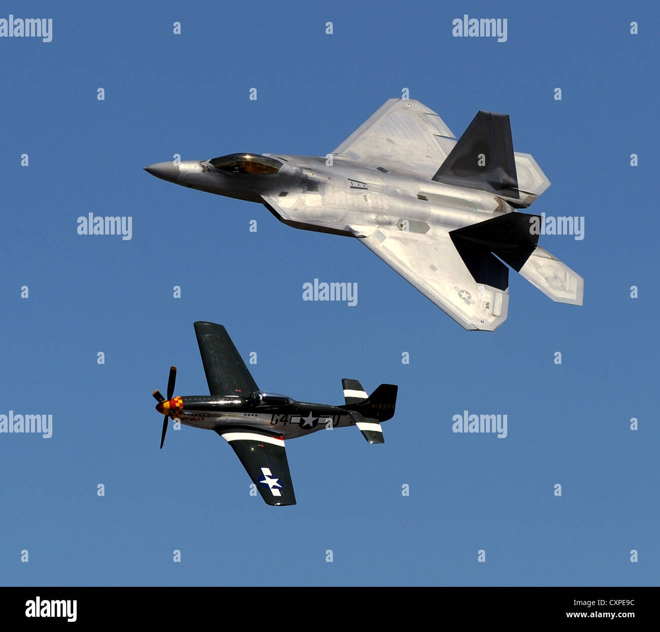 Un vintage P Mustang degli aerei da caccia e un US Air Force F-22 Raptor Fighter Aircraft eseguire un patrimonio volo durante il campionato nazionale di gare di aria al posto Aeroporto Settembre 14, 2012 a Reno in Nevada. Foto Stock