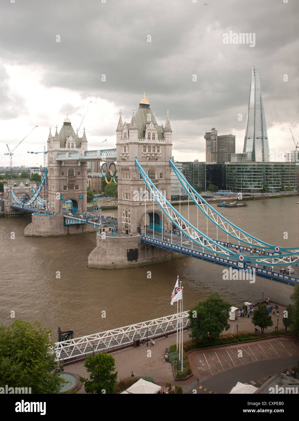 Vista sul Fiume Tamigi del Tower Bridge e il coccio. Foto Stock