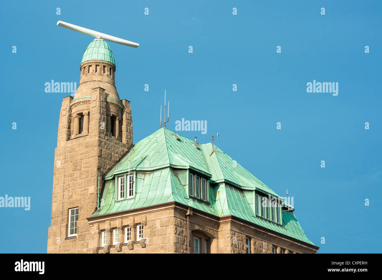 Abfertigungsgebäude Landungsbrücken, Amburgo. Torre del radar per la sorveglianza costiera o sistema di gestione del traffico marittimo Foto Stock