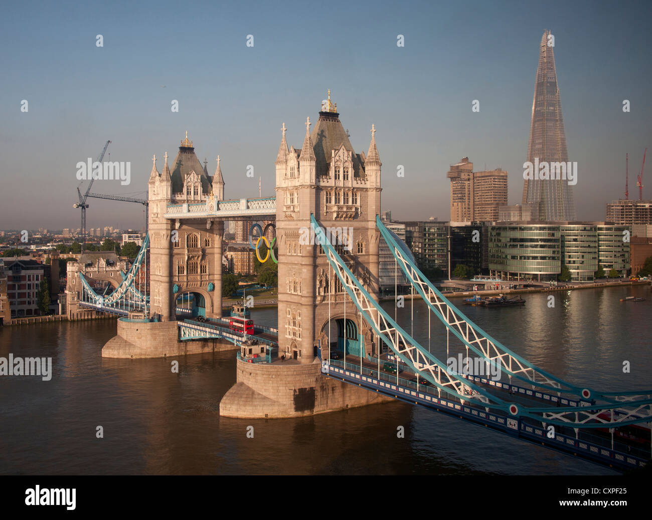 Vista sul Fiume Tamigi del Tower Bridge e il coccio. Foto Stock