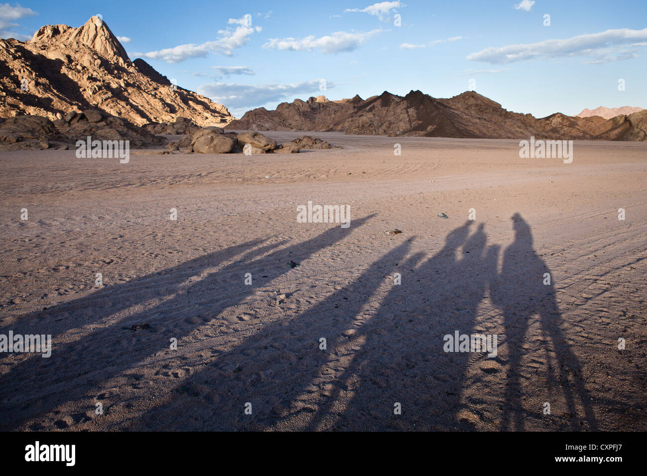 Le ombre di Beduino gente che si muove attraverso il deserto al di fuori di Sharm El Sheik, in Egitto Foto Stock