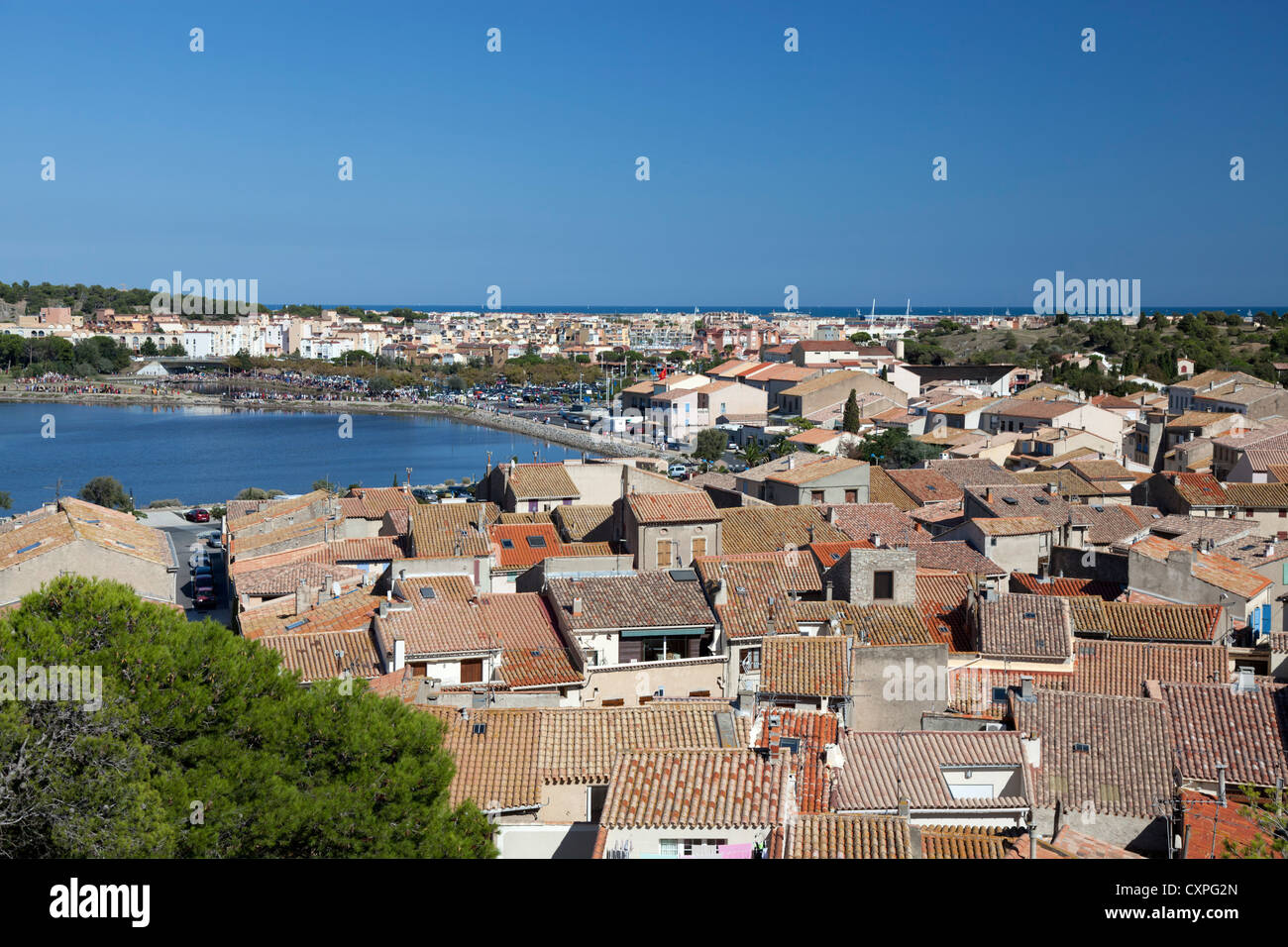 Il villaggio di Guissan visto dal punto di osservazione del Barberousse torre (Aude - Francia). Le village de Gruissan (Aude). Foto Stock