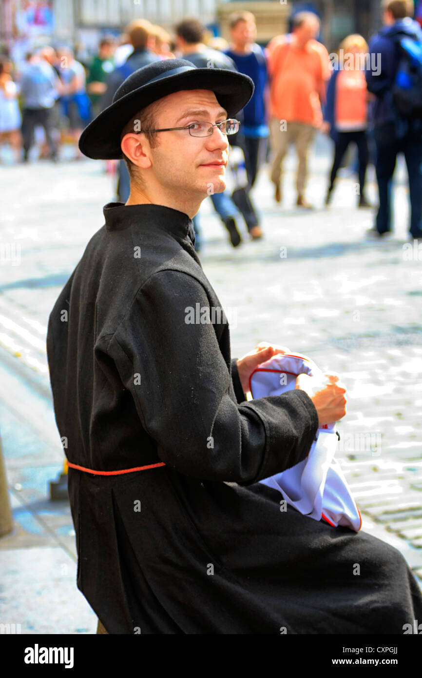 Un sacerdote cattolico, Edimburgo, Scozia Foto Stock