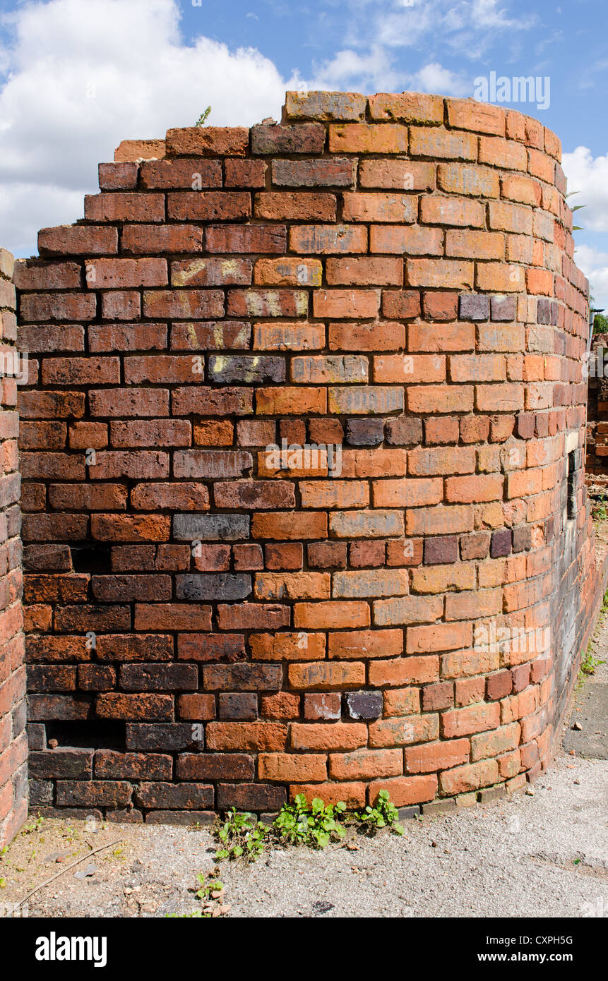 Resti di un vecchio curvo in mattoni rossi nel muro della black country, west midlands Foto Stock