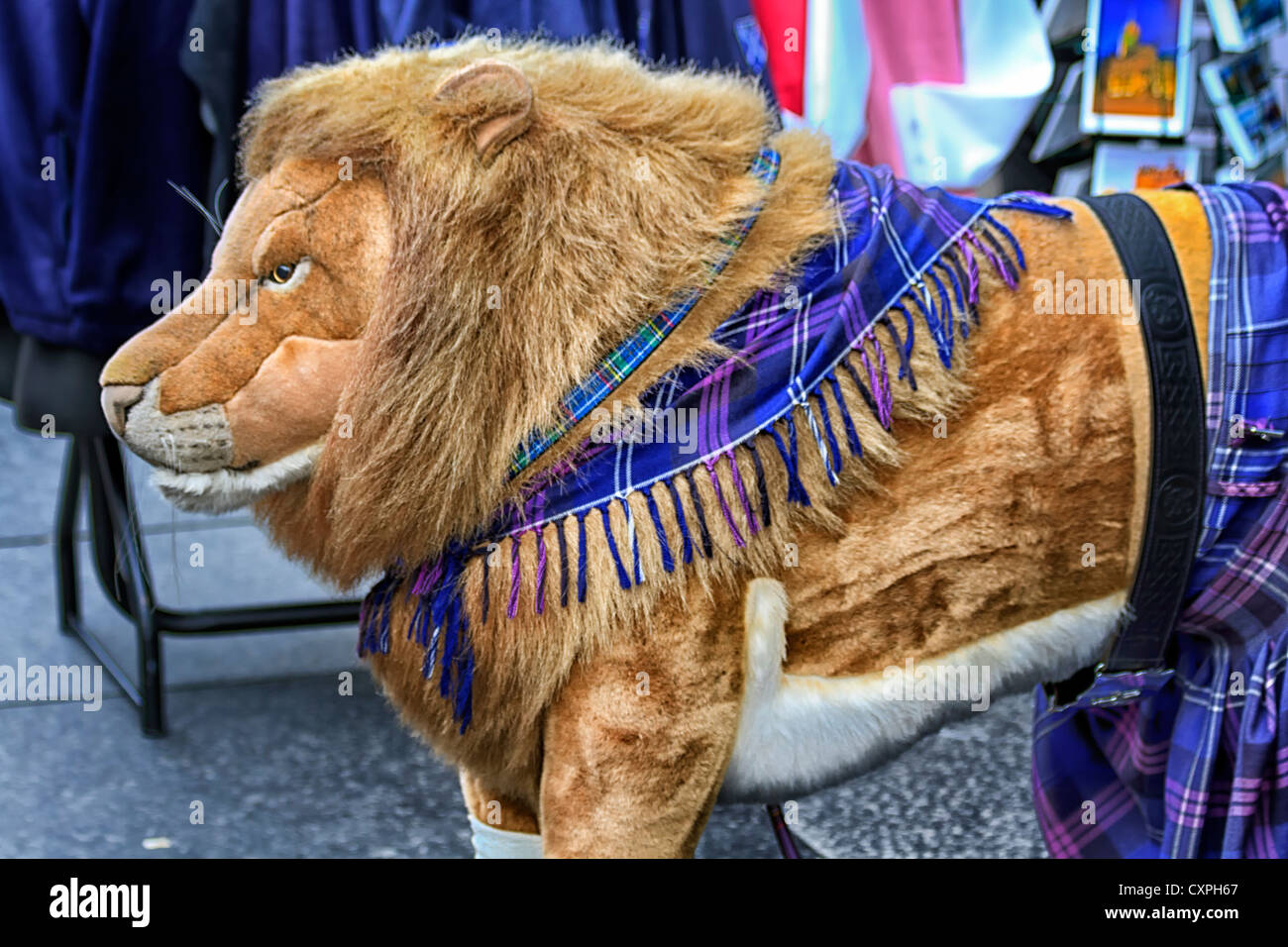 Modello lion vestito con un kilt, Royal Mile Edinburgh Fringe Festival Scozia Foto Stock